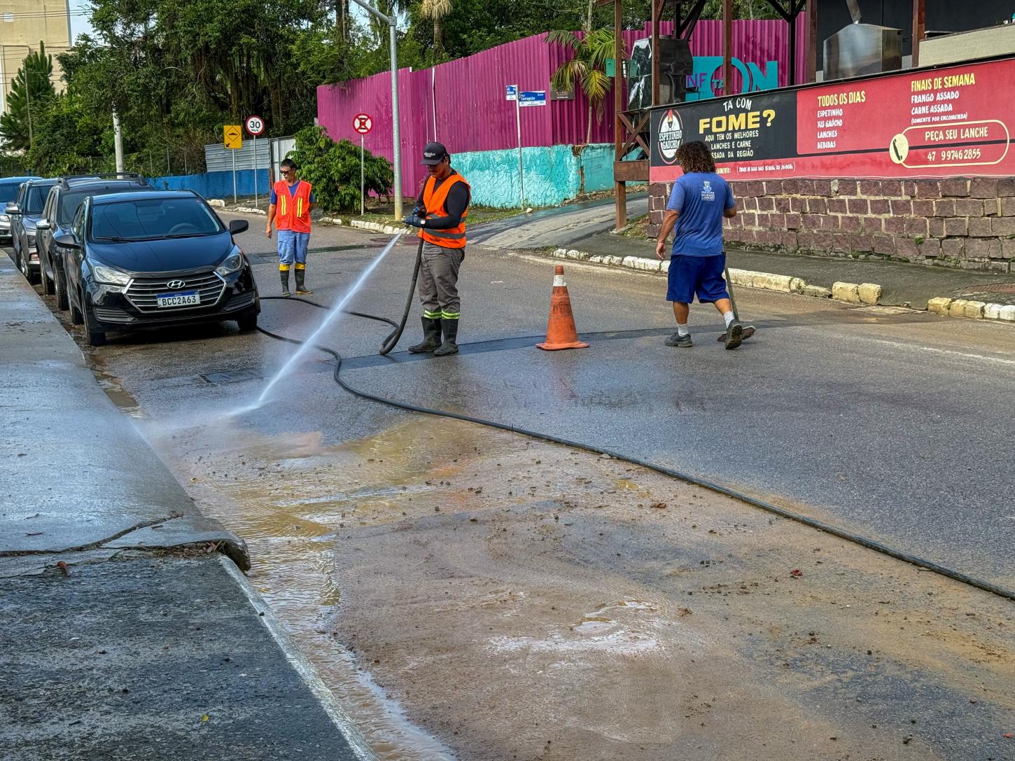 Secretaria de Obras de Balneário Camboriú inicia limpeza de vias e áreas afetadas