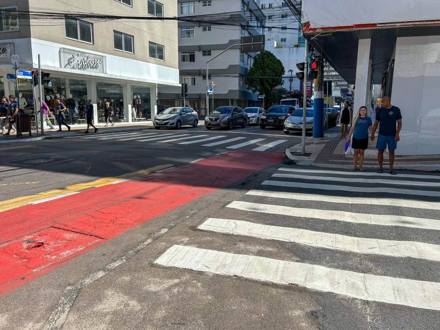Sinalização viária é reforçada com nova pintura na Avenida Brasil