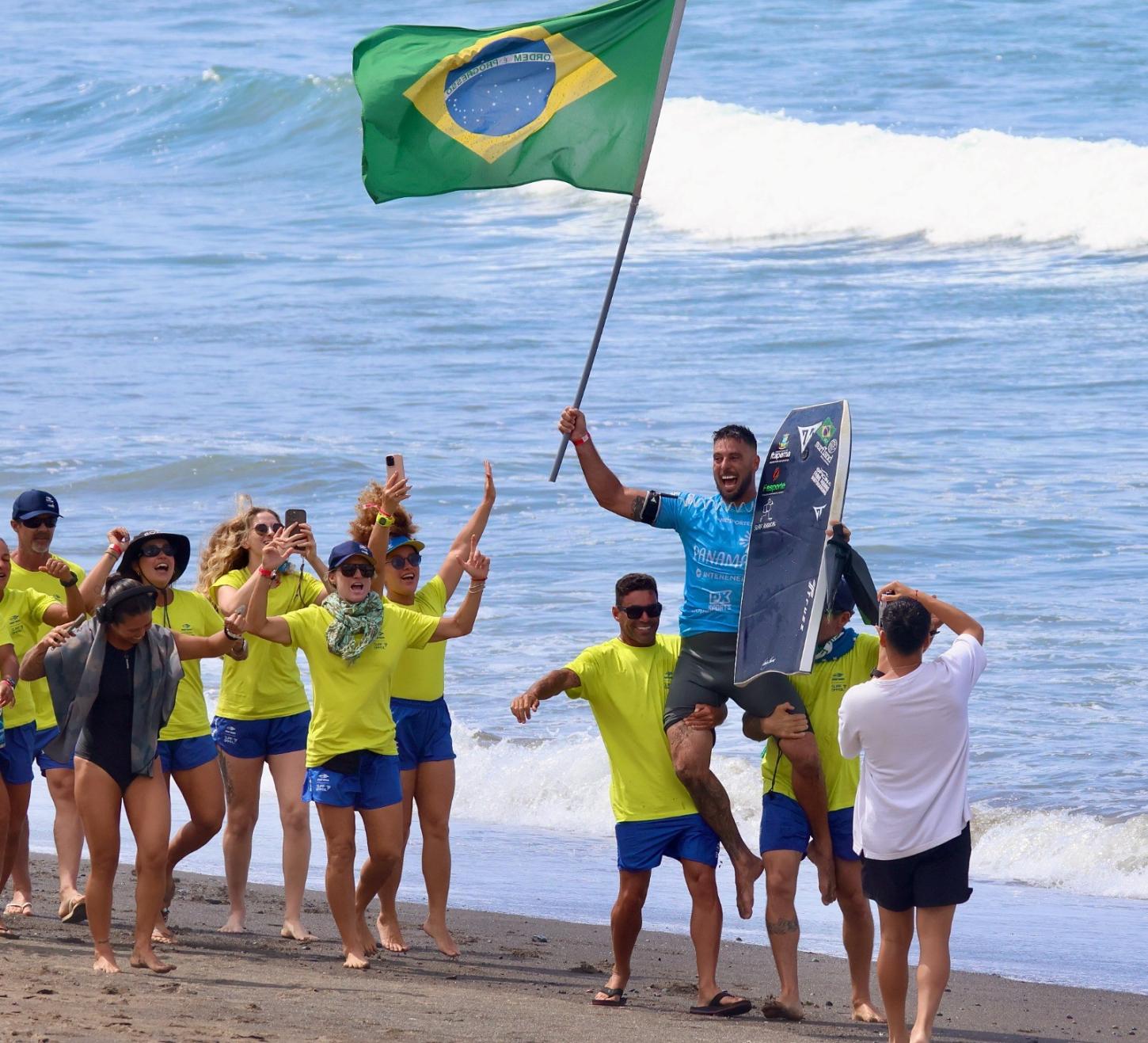 Surfista de Itapema conquista ouro internacional