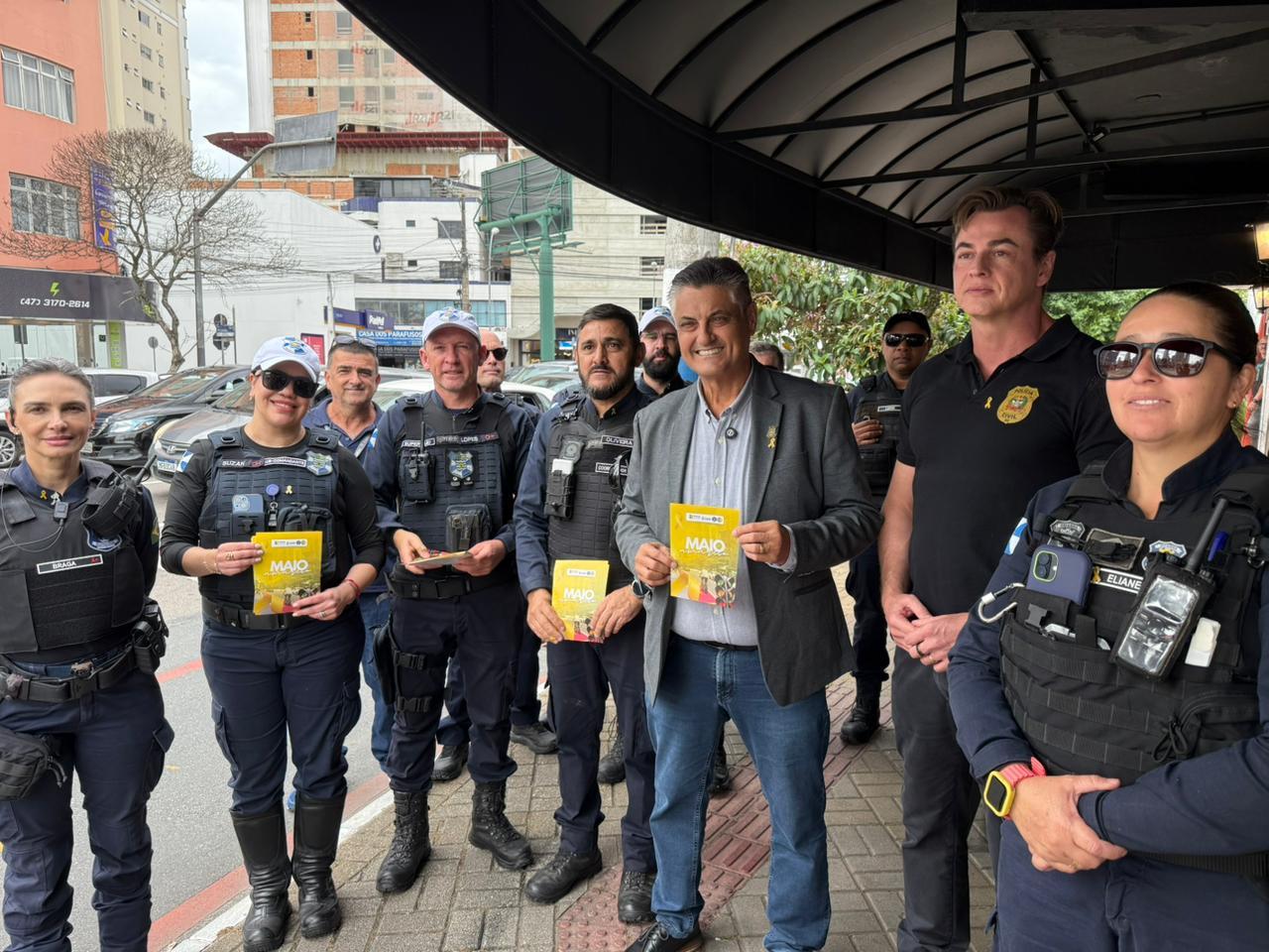 Ação educativa dá início à programação do Maio Amarelo em Balneário Camboriú