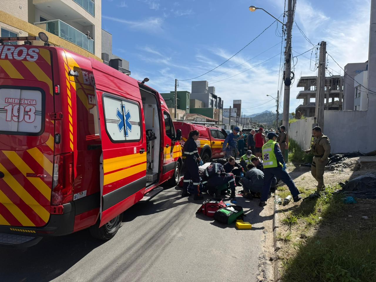 Acidente envolvendo moto elétrica e automóvel deixa condutor com ferimentos graves