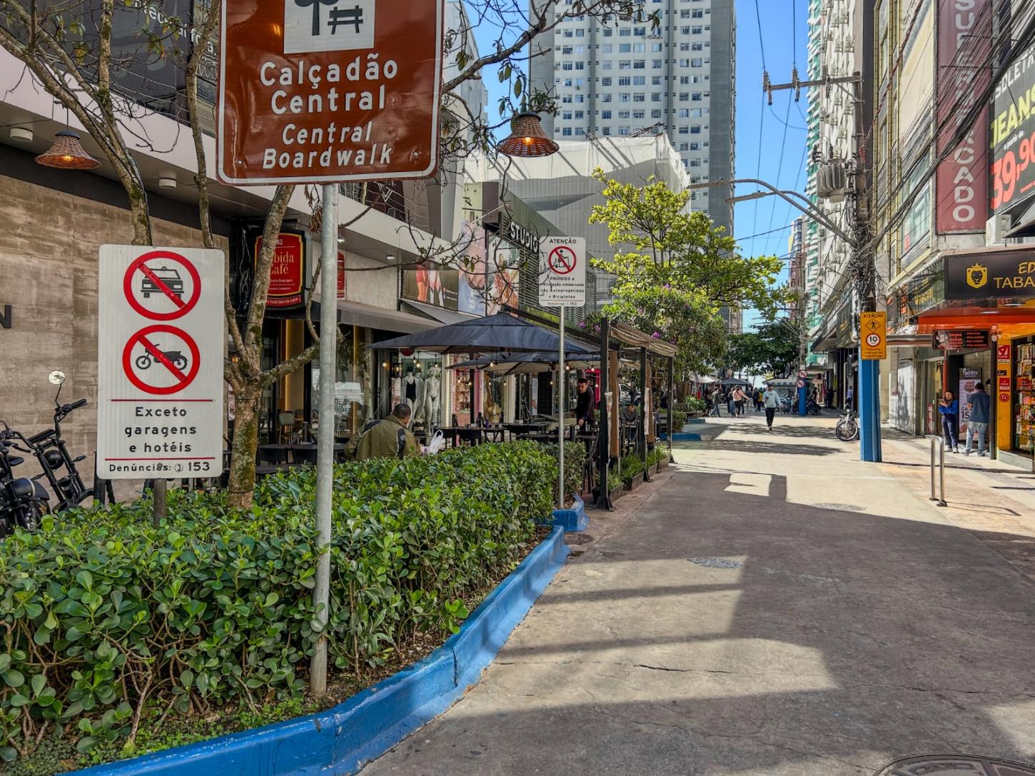 BC Trânsito reforça proibição de circulação embarcada de bicicletas e autopropelidos no calçadão da Avenida Central