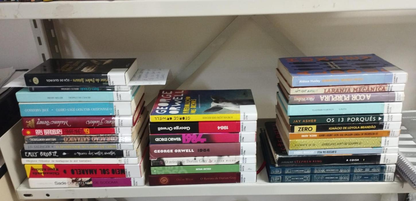 Biblioteca Pública Municipal de Balneário Camboriú realiza exposição “Livros Proibidos”