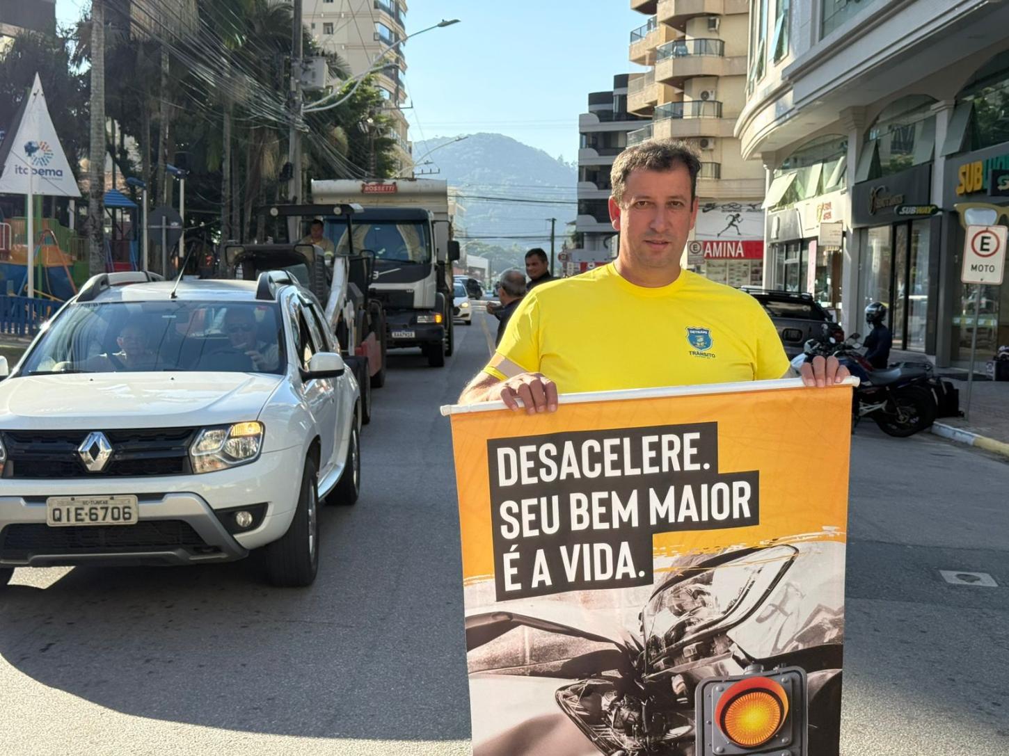 Blitz educativa orienta motoristas durante o Maio Amarelo em Itapema