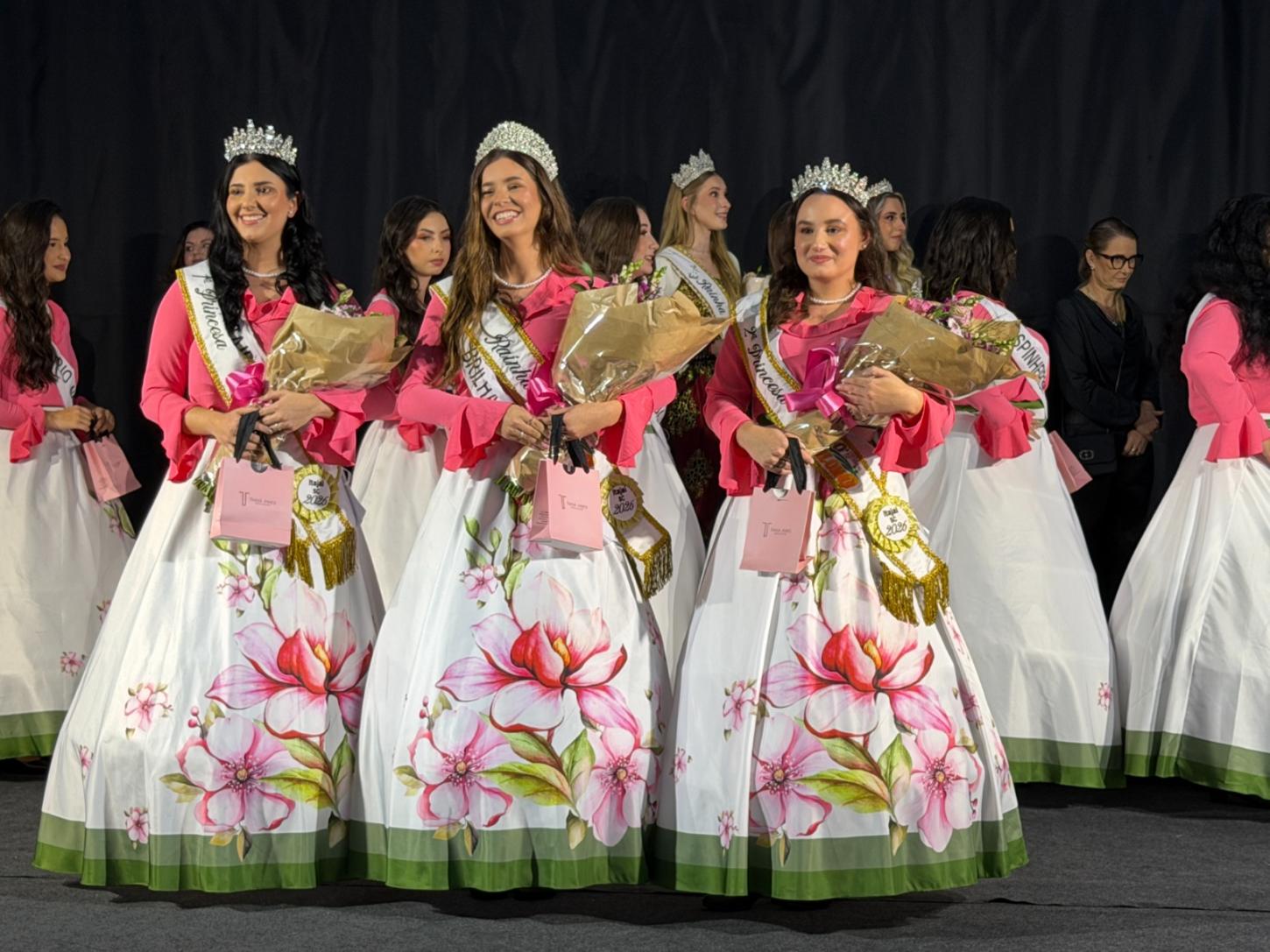Candidata do Brilhante I é eleita rainha da 40ª Festa Nacional do Colono de Itajaí