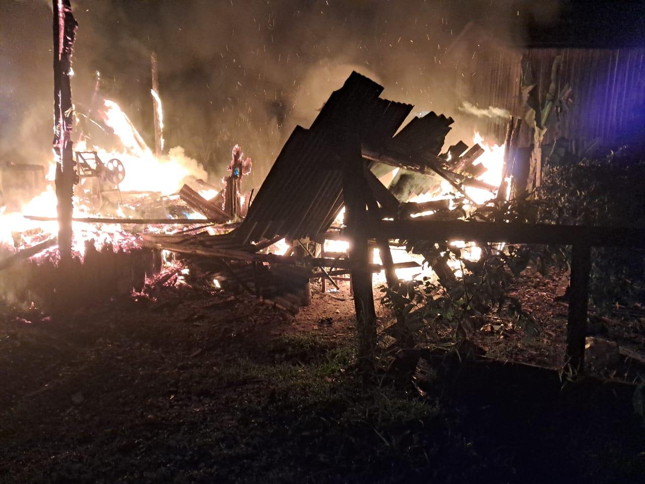 Casa de madeira pega fogo e homem morre carbonizado