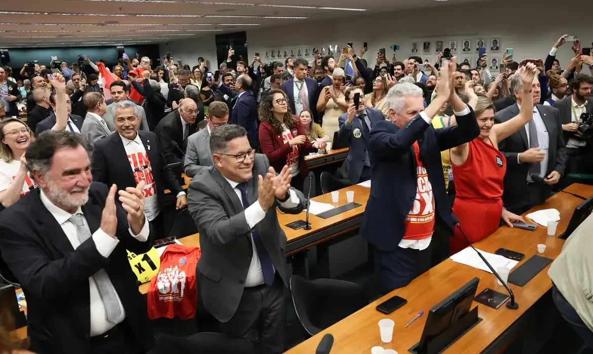 Comissão aprova relatório de PEC que acaba com escala 6X1