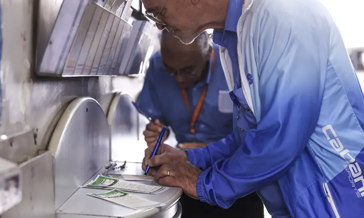 Confira dezenas sorteadas na Mega-Sena 30 anos neste domingo
