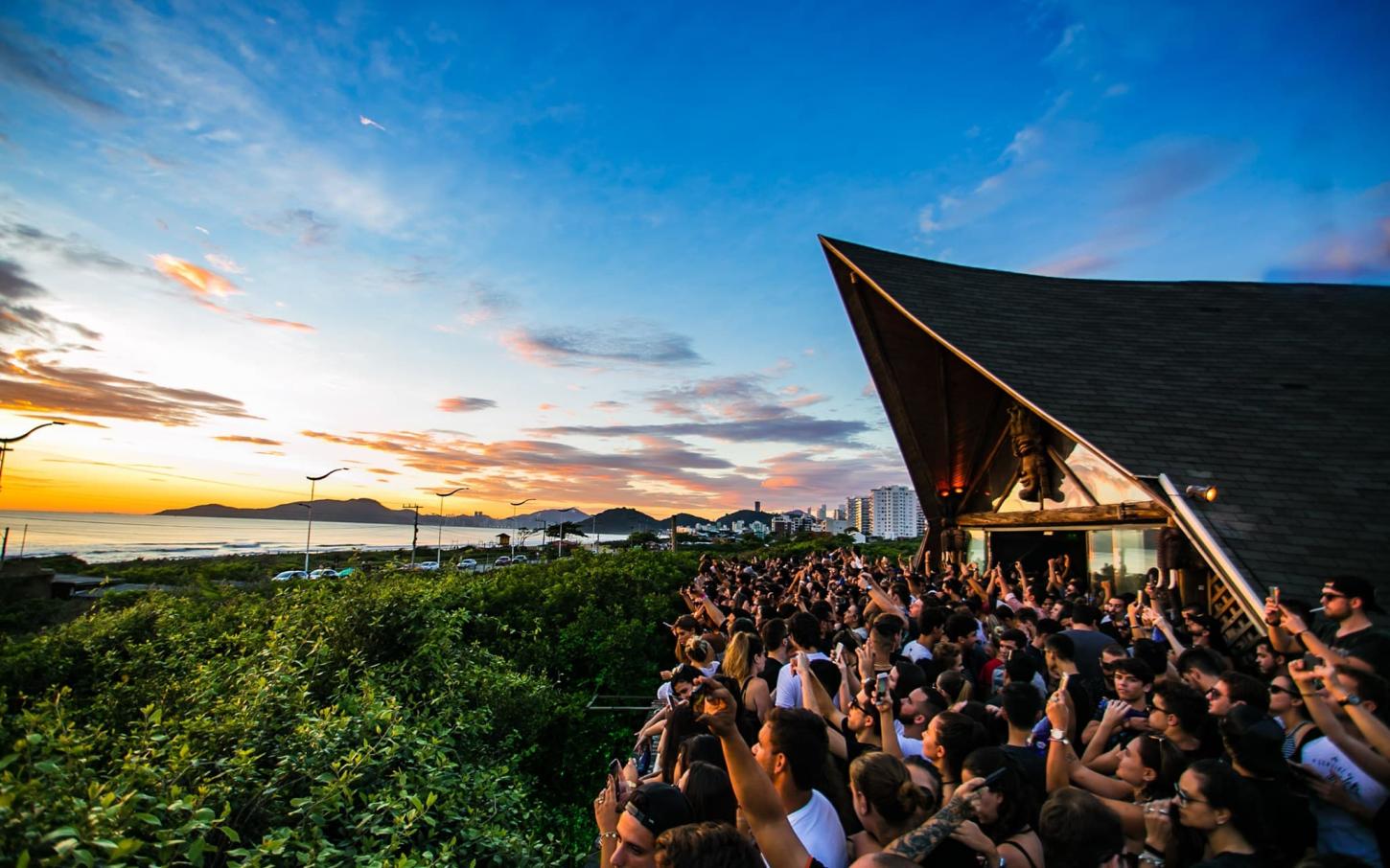 Contagem regressiva: último fim de semana do Warung Beach Club acontece em junho na Praia Brava