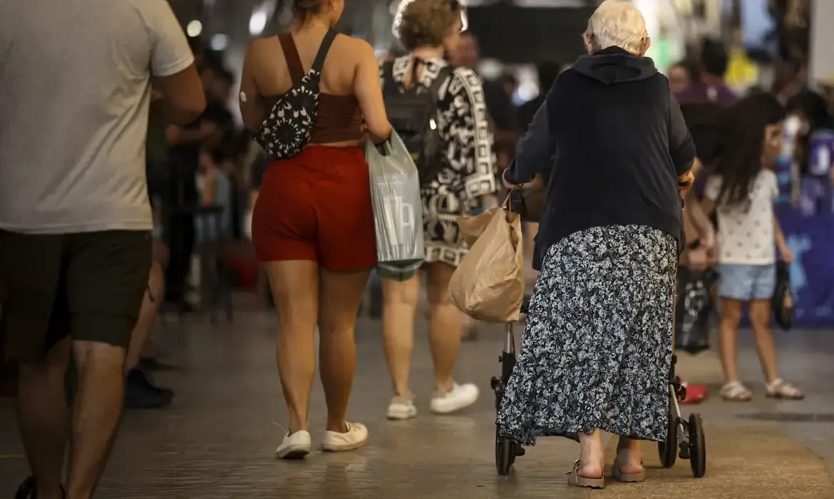 Defeitos em calçadas fazem 42% dos idosos terem medo de cair