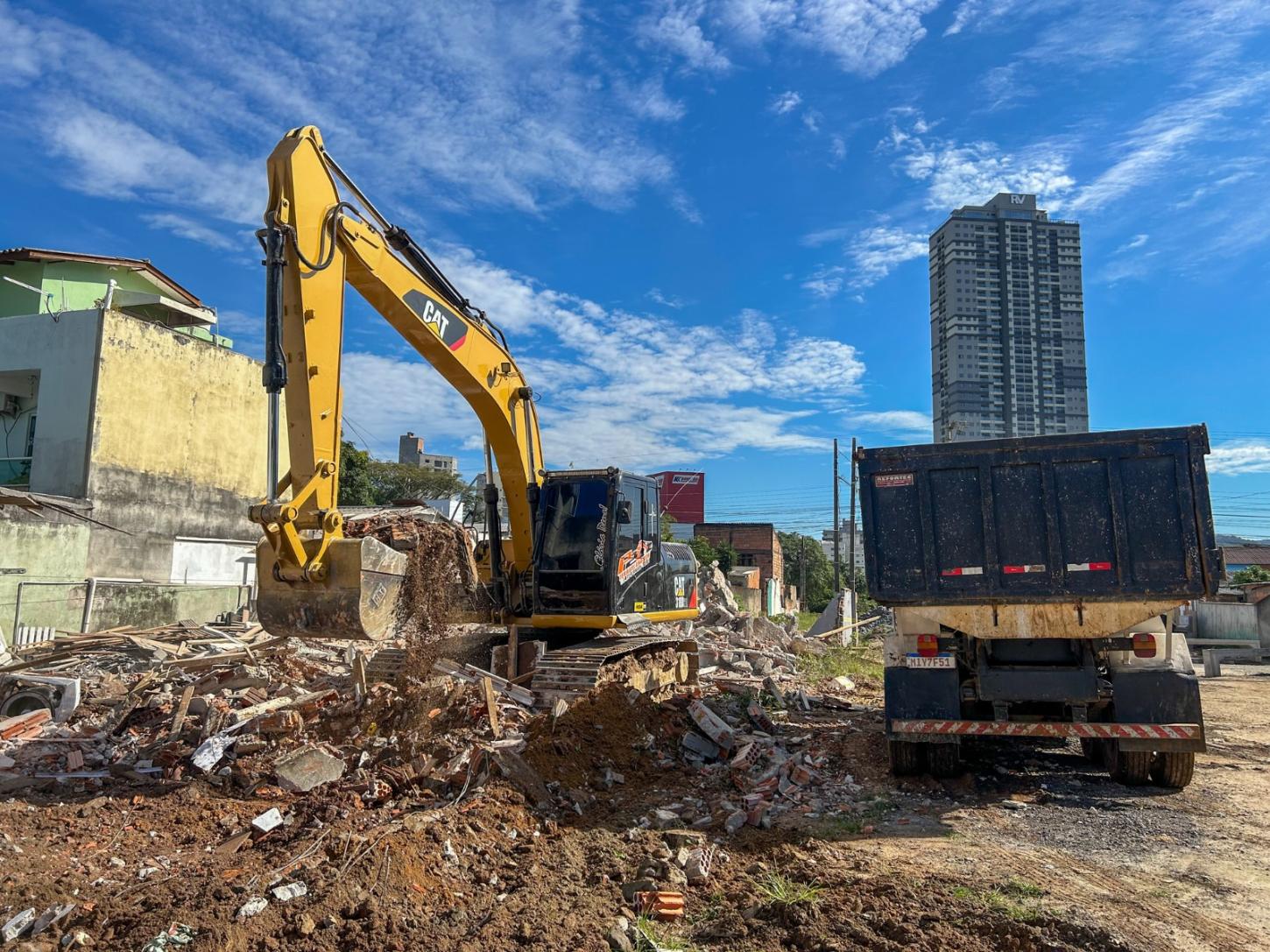 Demolição de imóvel garante continuidade da obra da Avenida Prefeito Meirinho