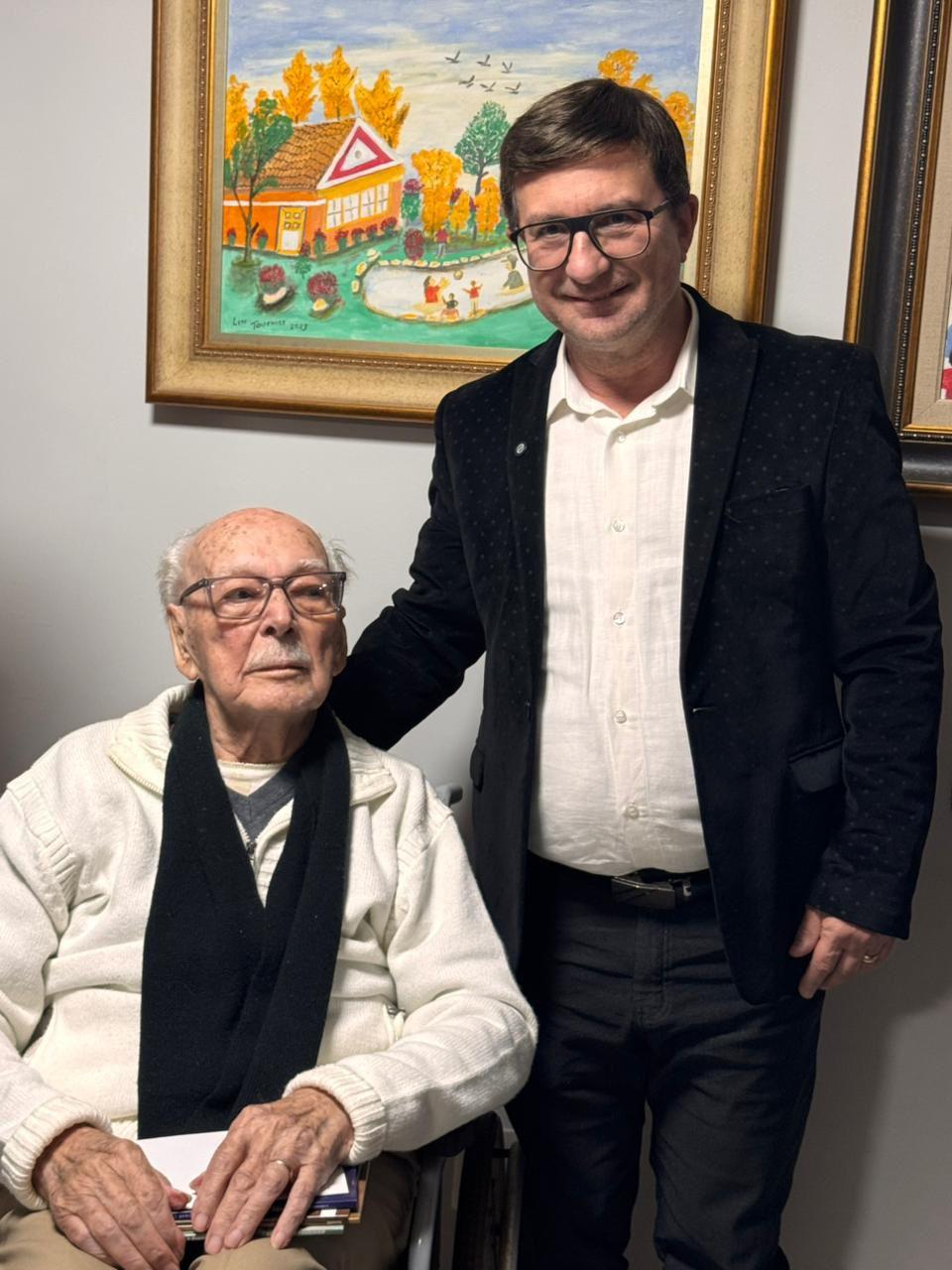 Deputado Junior Cardoso presta homenagem ao escritor Lindomar Tournier