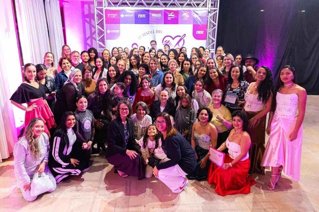 Desfile das Costureiras e dos Costureiros emociona e transforma passarela em lugar de reconhecimento e orgulho