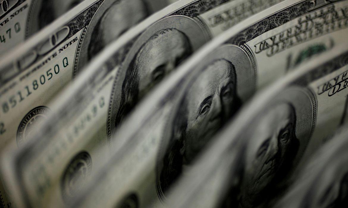 Dólar cai a R$ 4,91 e fecha no menor valor em 27 meses