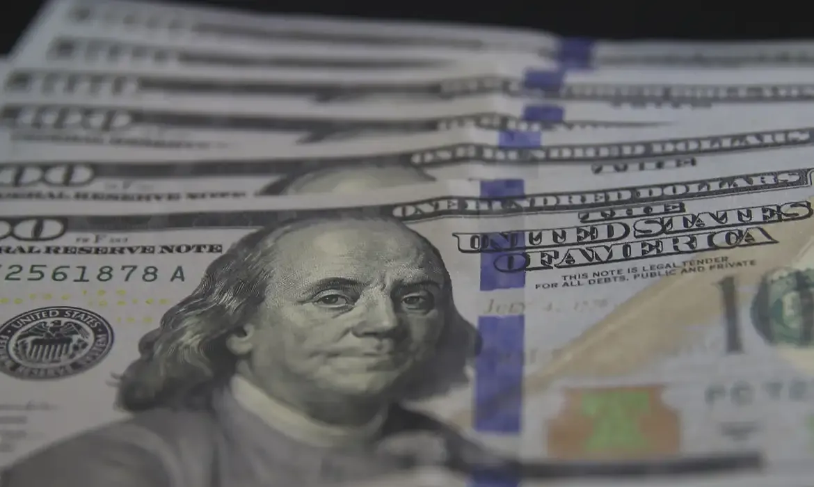 Dólar cai para R$ 5,03 com alívio geopolítico e foco nos EUA