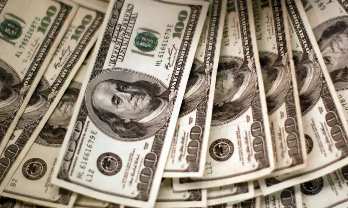 Dólar cai para R$ 5 e bolsa sobe com alívio no Oriente Médio
