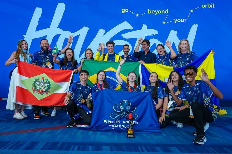 Estudantes da Escola SESI de Referência de Itajaí conquistam prêmio de Champion's Award Finalist em Mundial de Robótica nos EUA