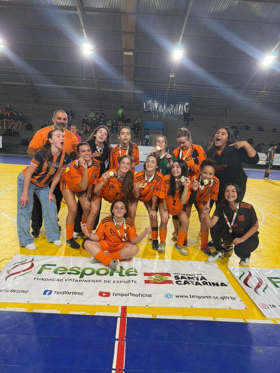 Futsal feminino do Colégio Recriarte conquista título microrregional dos JESC e garante vaga na fase regional