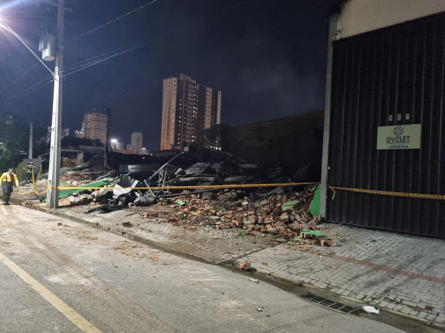 Incêndio destrói fábrica de plástico em Itapema