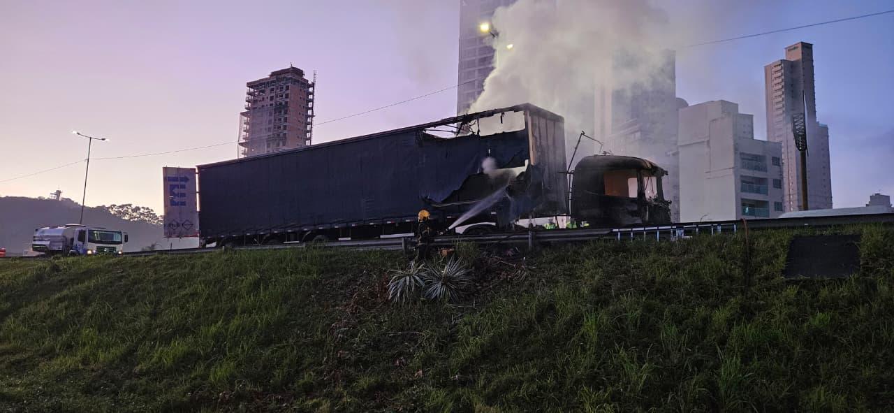 Incêndio destrói parcialmente carreta na BR-101 na madrugada desta quarta-feira