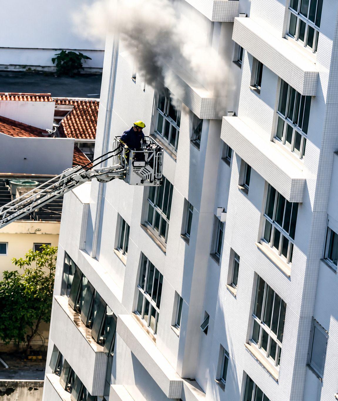 Incêndio em apartamento: Mulher e duas crianças são retiradas pelos bombeiros em Balneário Camboriú