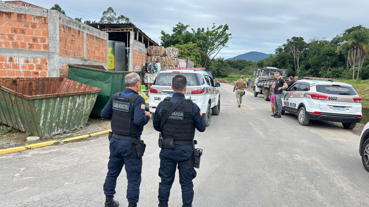 Itapema realiza operação integrada de fiscalização em galpões de recicláveis