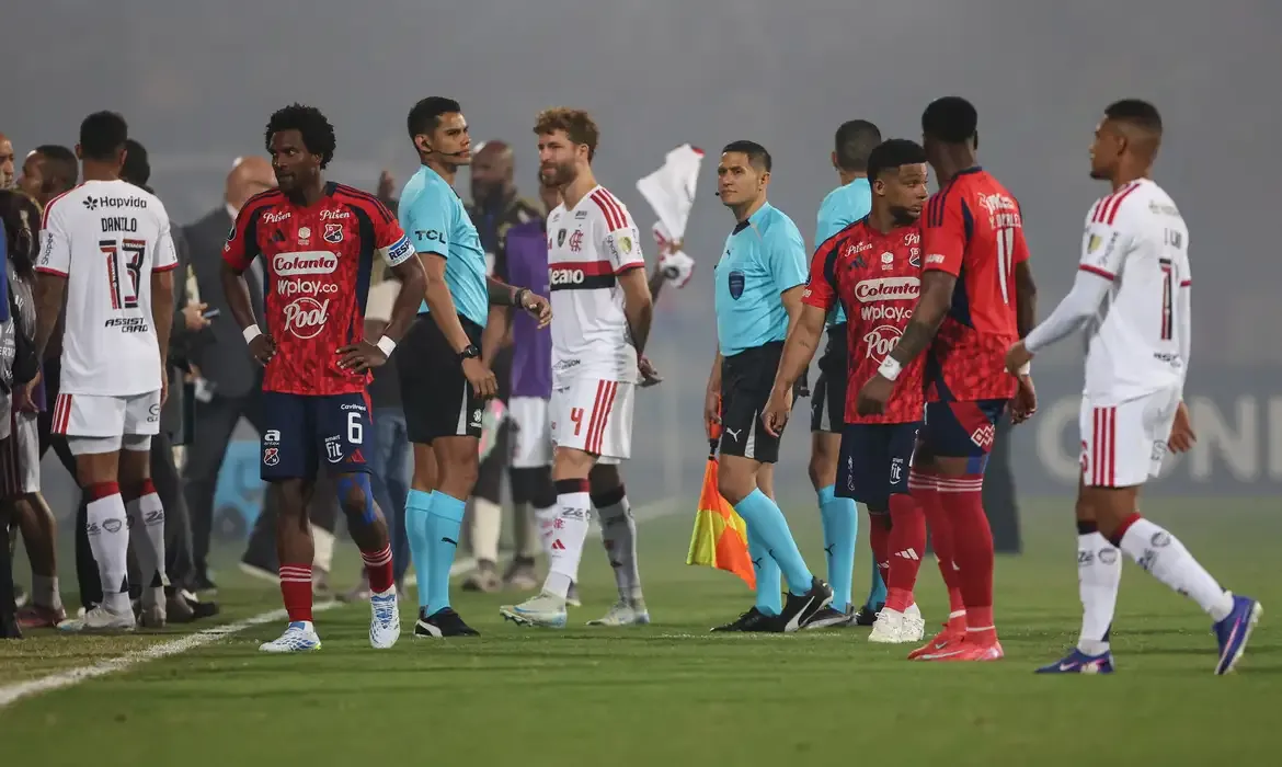 Libertadores: Flamengo tem jogo cancelado e Corinthians avança 'do sofá' - Confira os resultados de quinta-feira