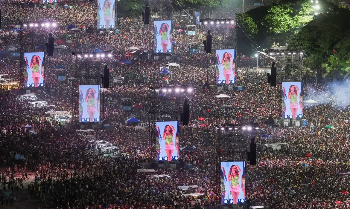 Mais de 2 milhões de pessoas assistem ao show de Shakira em Copacabana