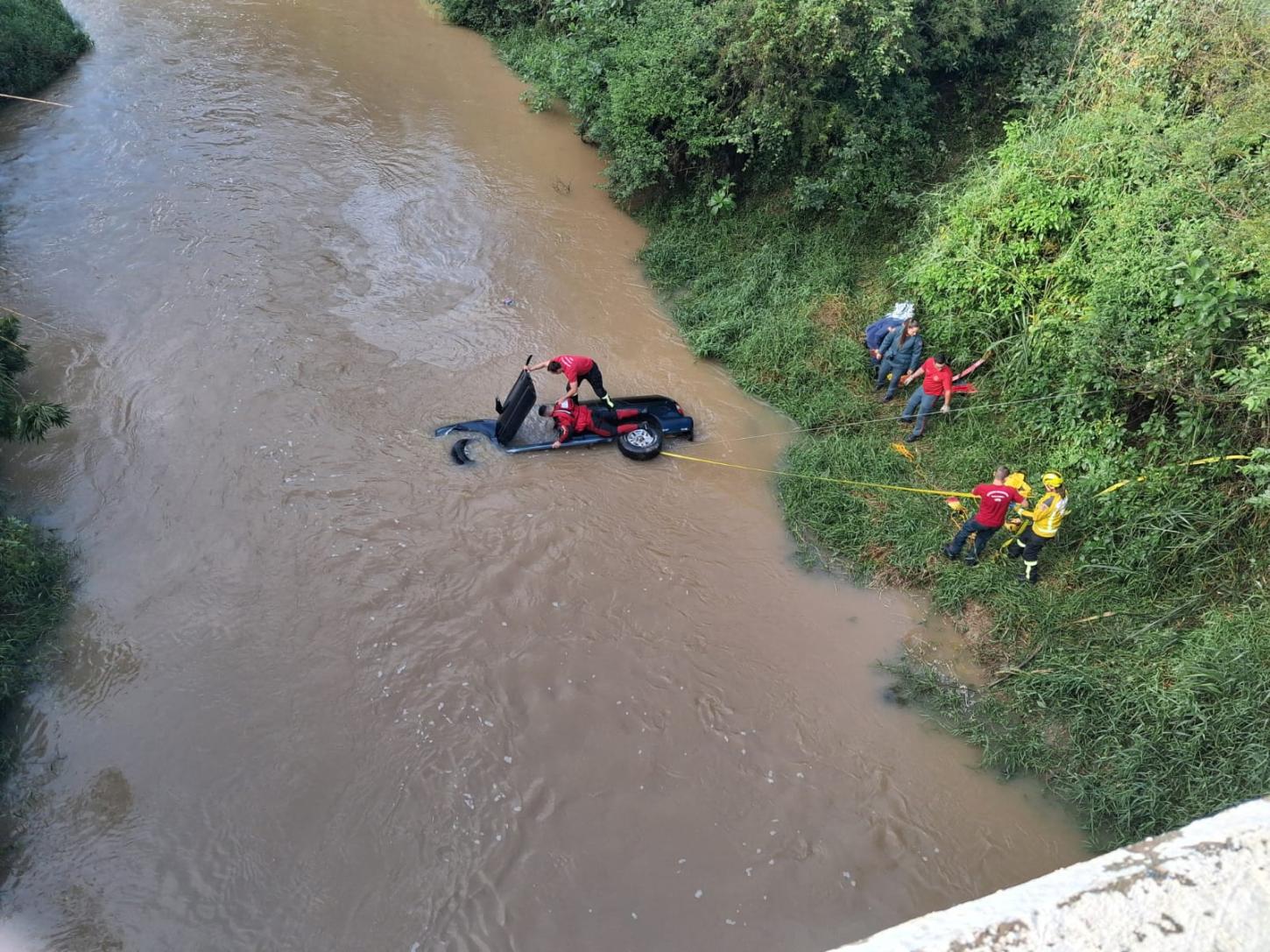 Mulher morre afogada após o carro em que estava cair no rio