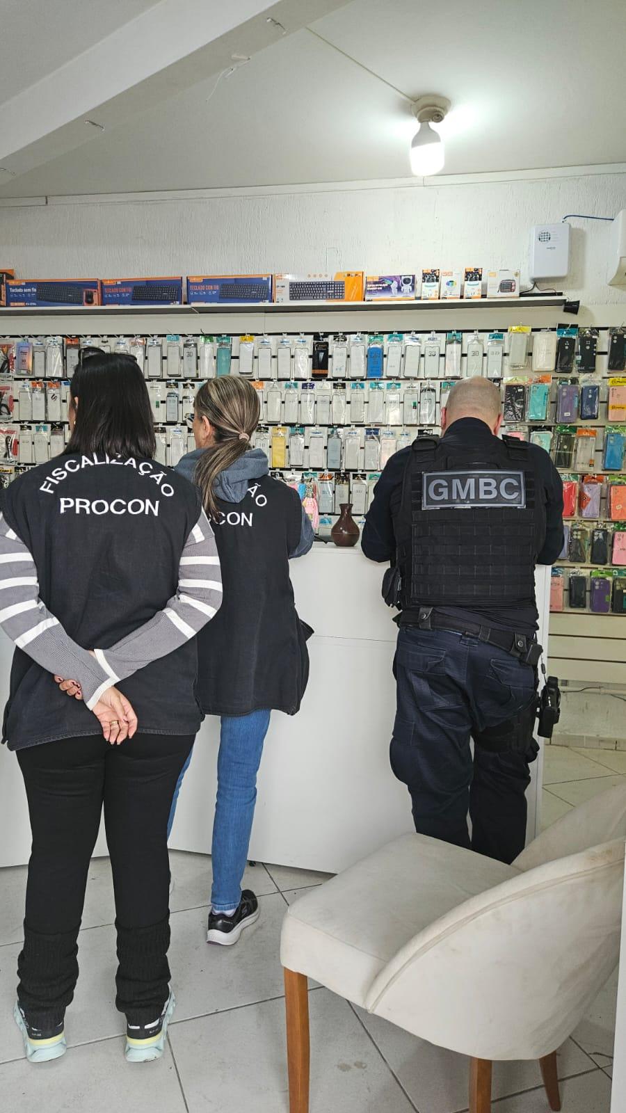 Operação conjunta fiscaliza lojas de celulares e acessórios em Balneário Camboriú