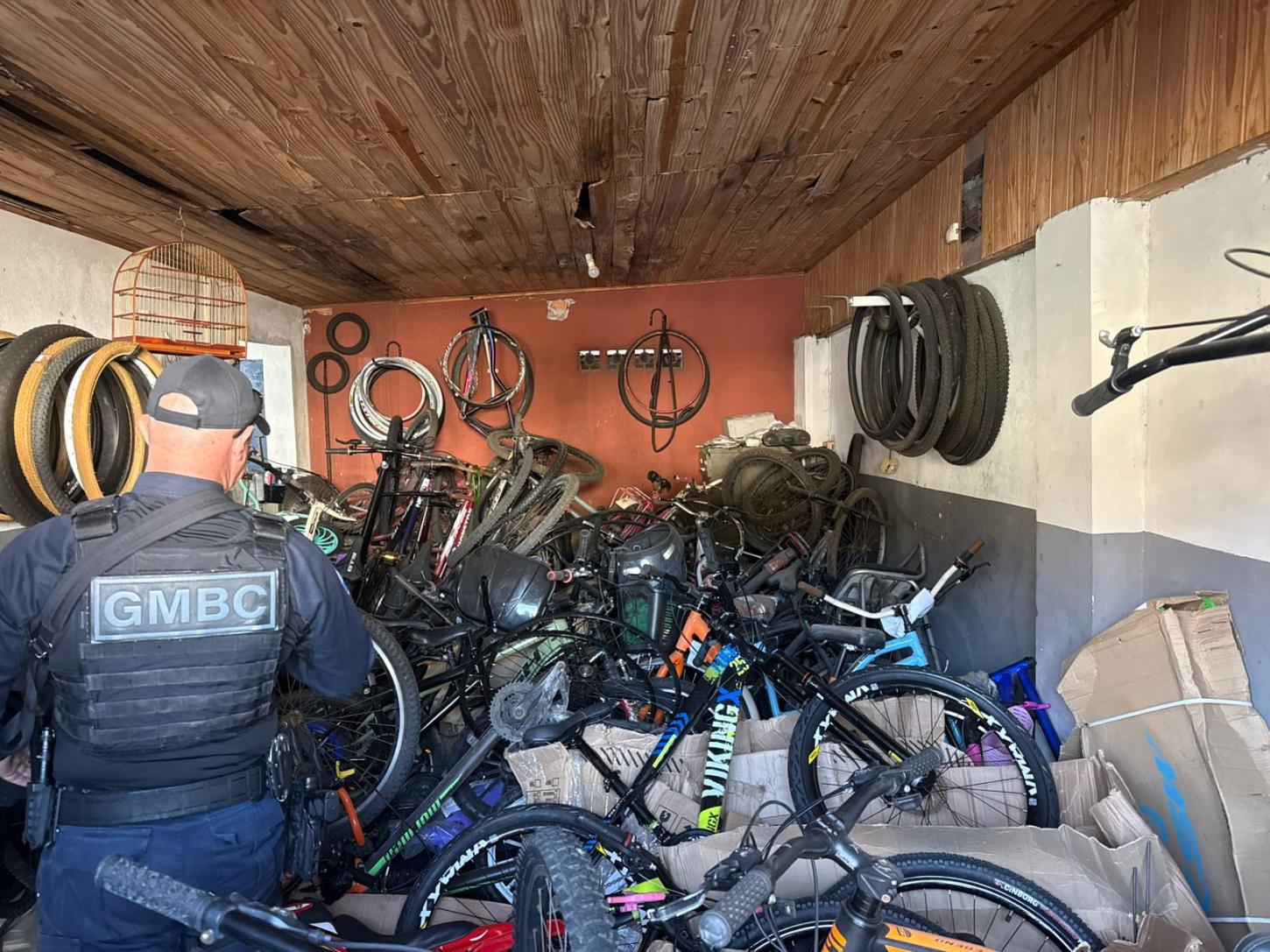 Operação Duas Rodas fiscaliza bicicletarias em Balneário Camboriú