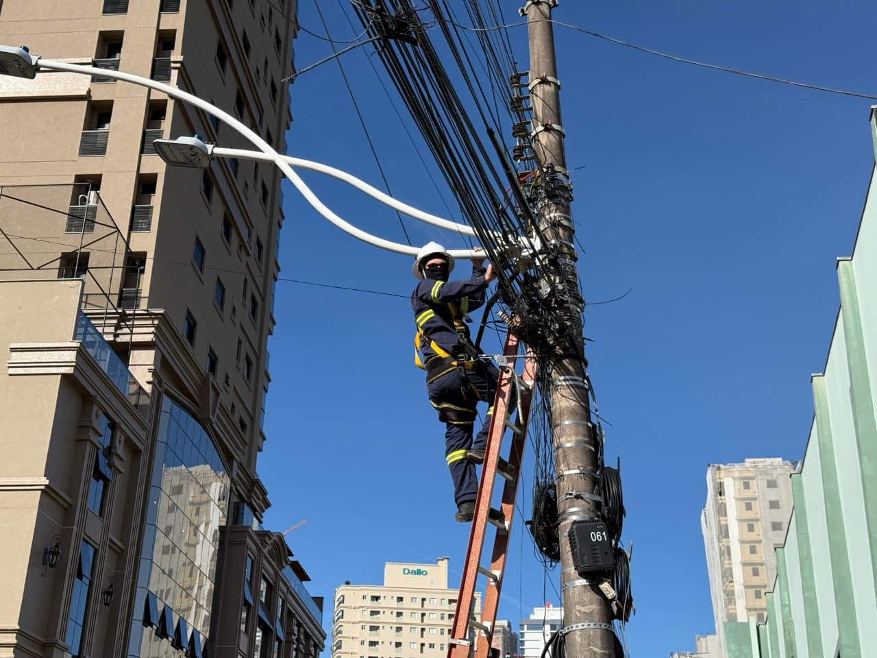Operação Limpa Poste avança e chega à Avenida Principal, no Centro de Itapema