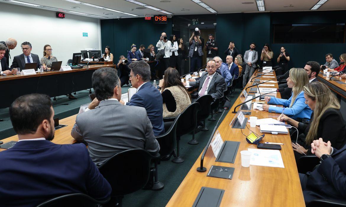 Pedido de vista adia votação da PEC do fim da escala 6X1
