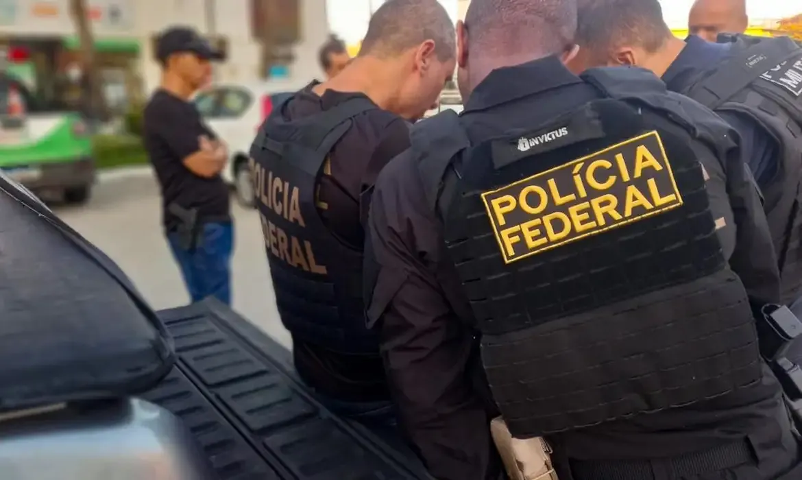 Polícia Federal faz operação para investigar crimes ligados ao Master