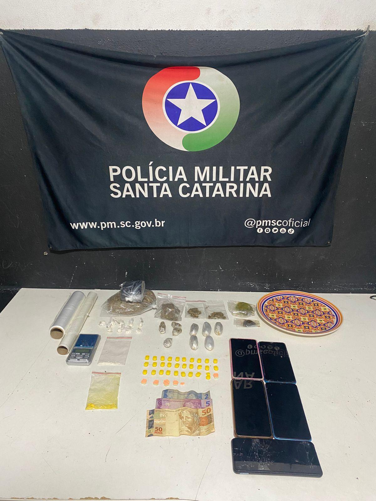Polícia Militar prende quatro pessoas por tráfico de drogas no bairro Barra do Rio