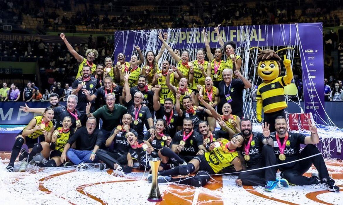 Praia Clube bate Minas e fatura título da Superliga Feminina de vôlei