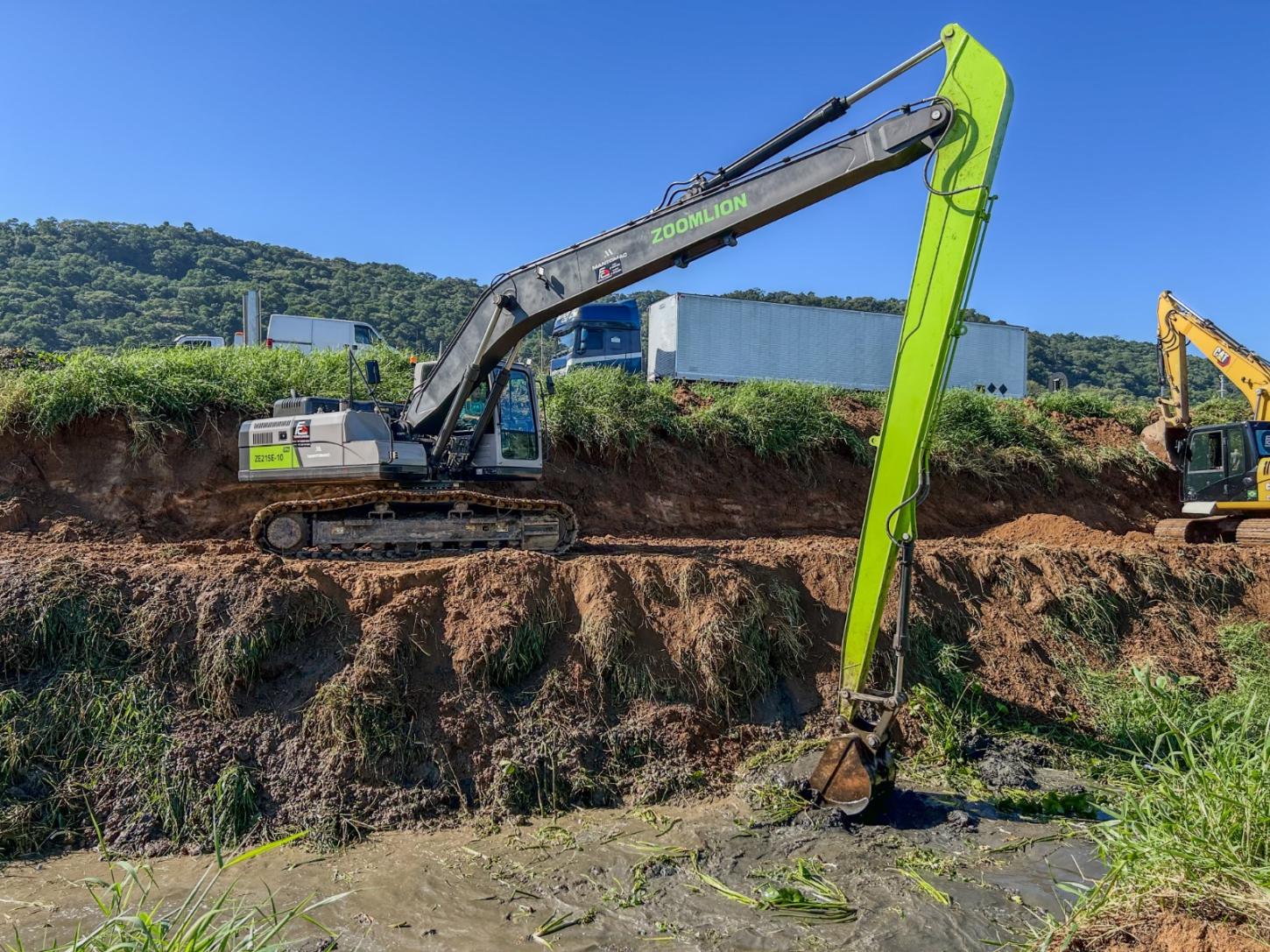 Prefeitura de Balneário Camboriú inicia operação de limpeza do Rio das Ostras