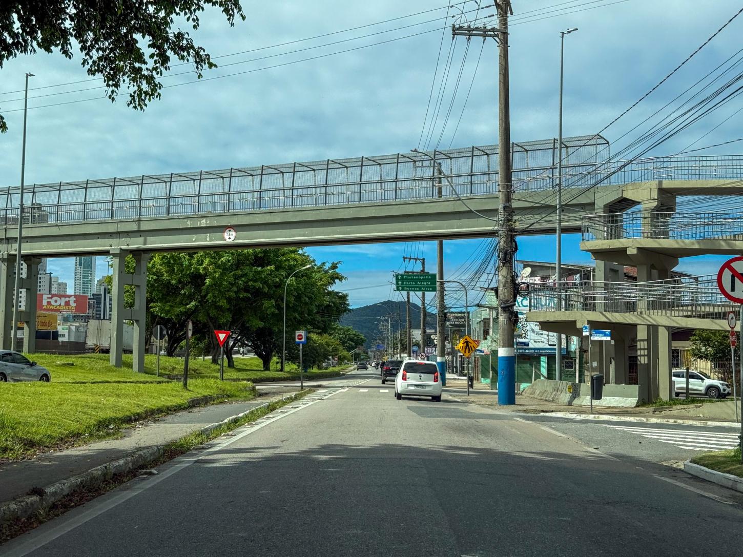 Prefeitura de Balneário Camboriú promove ações de limpeza e manutenção nas marginais da BR-101