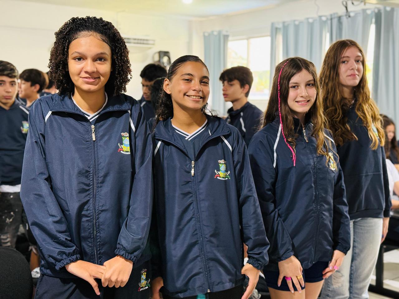 Prefeitura de Itapema inicia entrega de uniformes de inverno nas escolas municipais