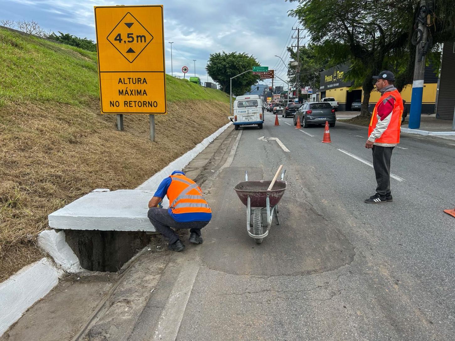 Secretaria de obras avança com serviços de manutenção nas marginais de Balneário Camboriú