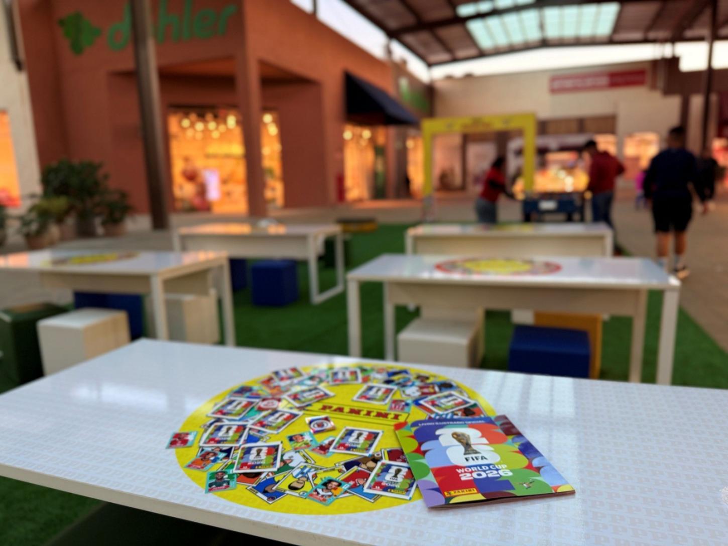 Tradição das figurinhas da Copa 2026 ganha arena esportiva e movimenta público no Porto Belo Outlet Premium
