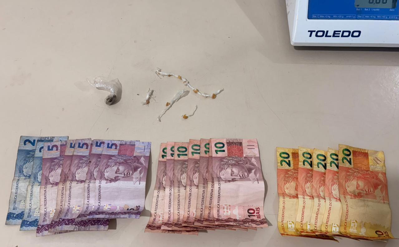 Tráfico de drogas: dois menores apreendidos e um suspeito é preso pela Polícia Militar