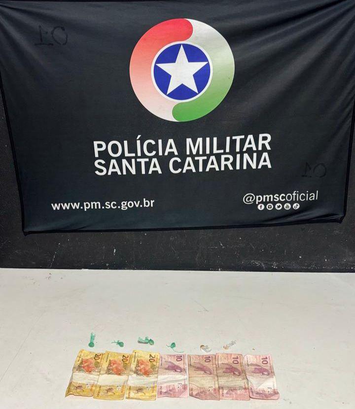 Trio é preso pela Polícia Militar por tráfico de drogas no bairro Cidade Nova