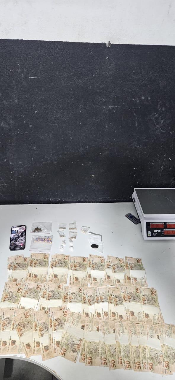 Ação da Polícia Militar resulta em prisão por tráfico de drogas no bairro Cordeiros 