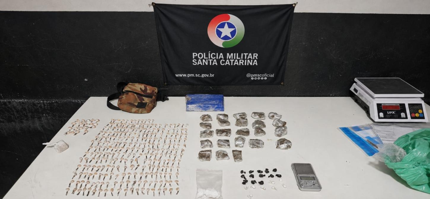 Ação da Polícia Militar resulta na prisão de casal, apreensão de mais de 1 kg de drogas e recuperação de  motocicleta furtada