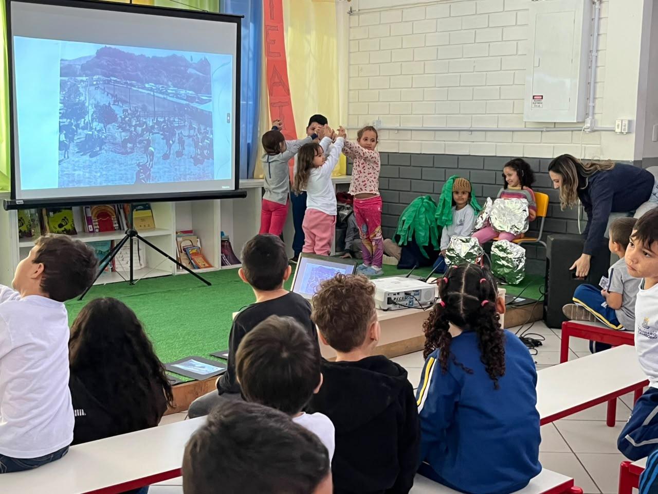 Alunos do NEI São Judas apresentam espetáculo sobre a história do bairro