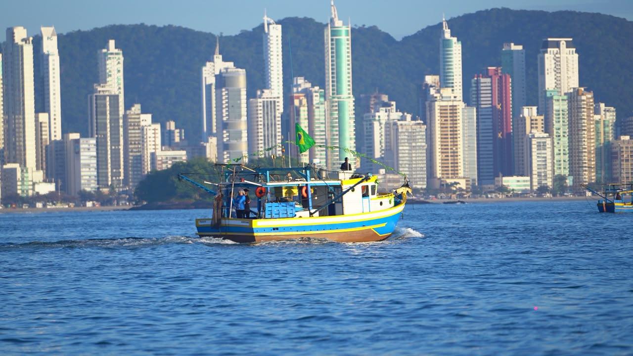Arrasto de Camarão reúne quase 50 embarcações e celebra tradição pesqueira