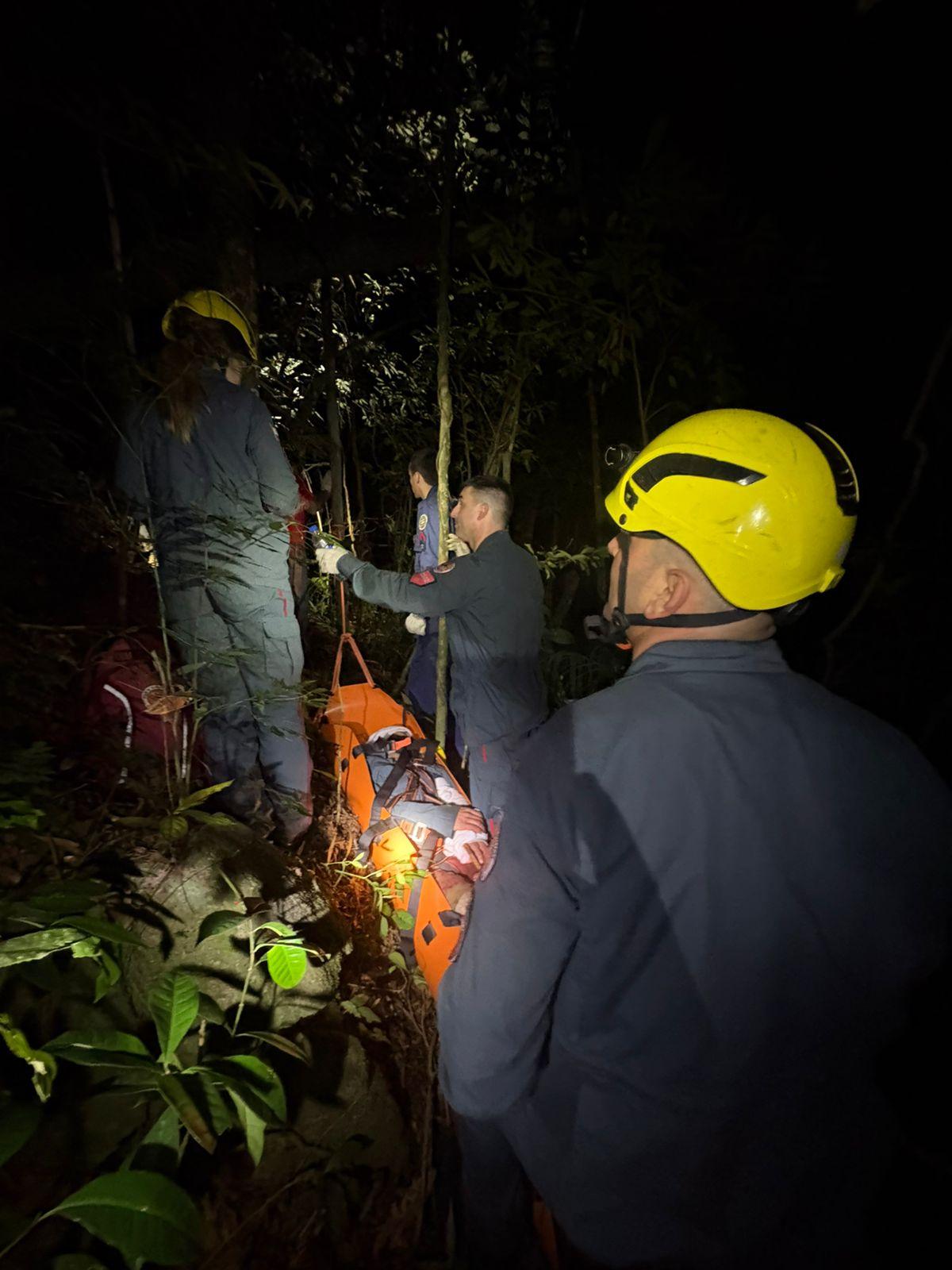 Bombeiros localizam e socorrem trabalhador perdido na Estrada Geral dos Macacos