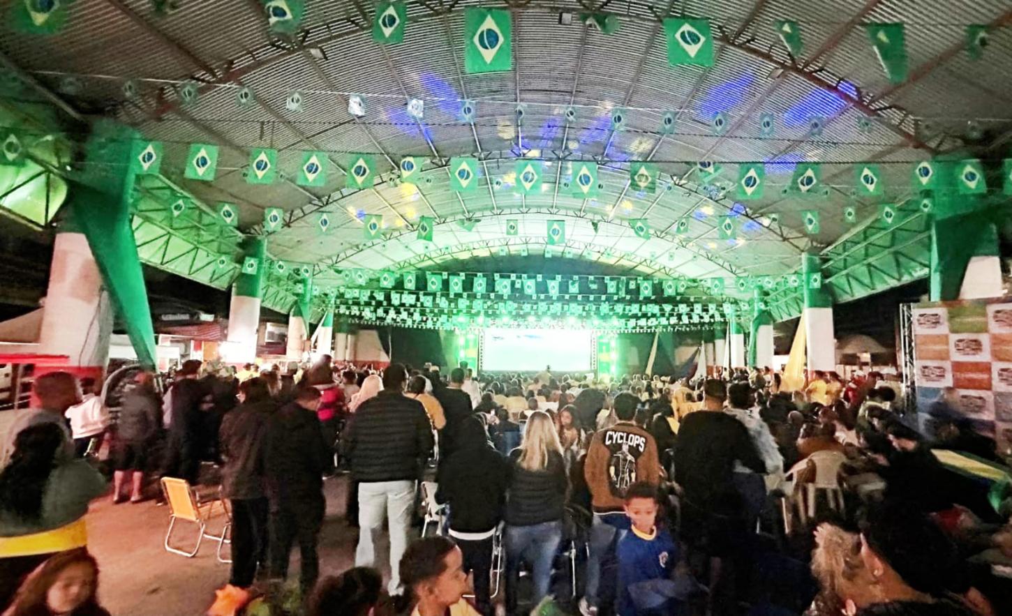 CAMBORIÚ NA COPA reúne cerca de mil pessoas em sua estreia e transforma jogo da Seleção em grande festa popular