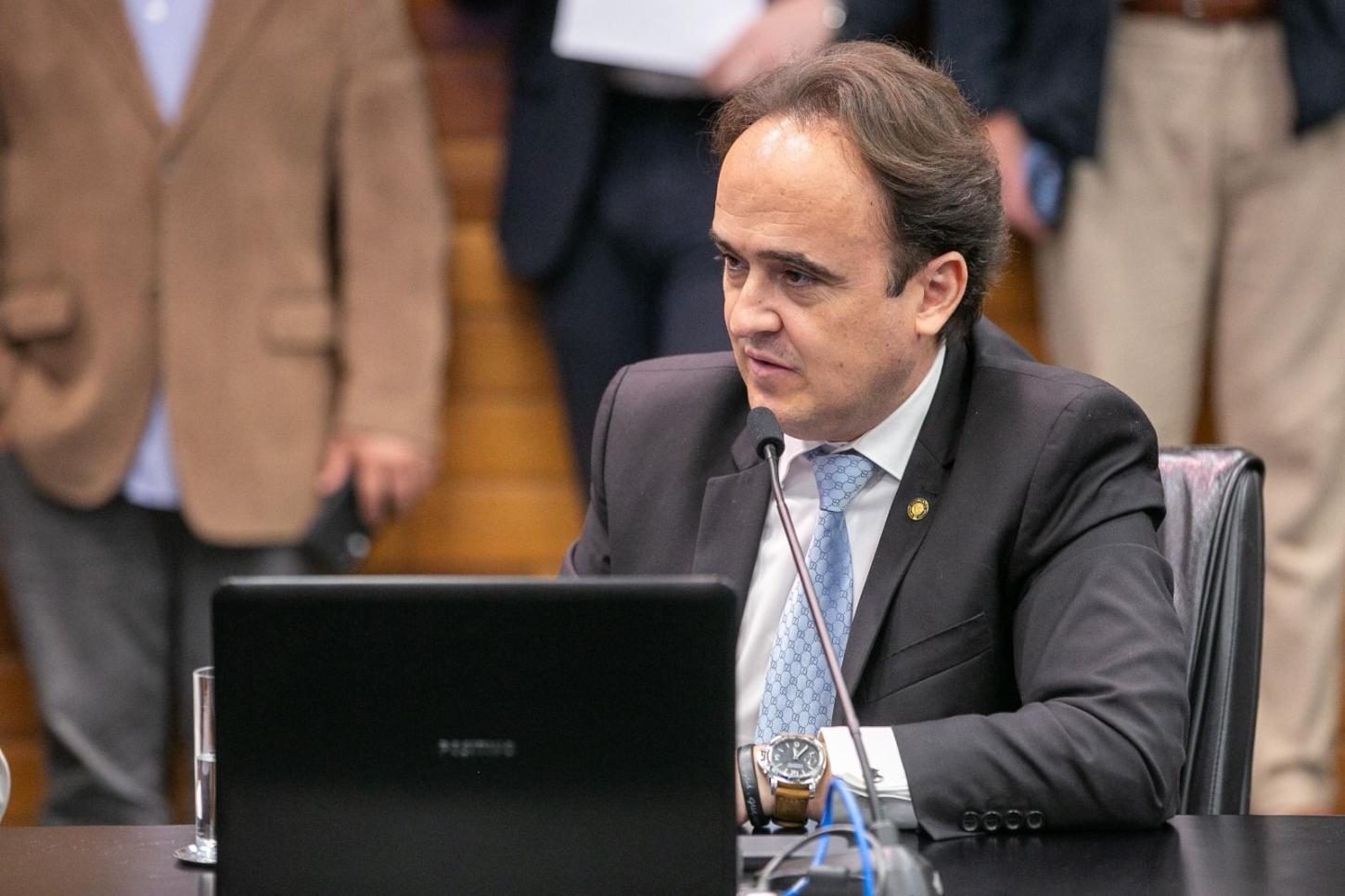 Carlos Humberto (PL) tem aprovação de projeto para reinserção da população em situação de rua na CCJ